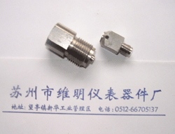 ���P����C